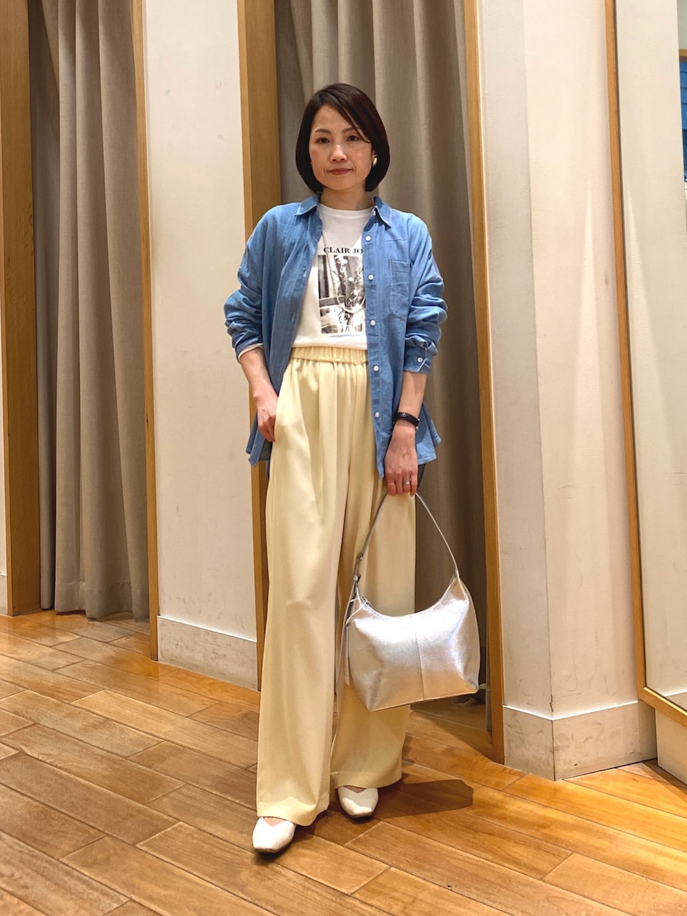 イエロー系のその他パンツ、ホワイト系のTシャツ/カットソー、ブルー系のシャツ/ブラウスを着用したレディースの春コーディネートの4枚目の写真