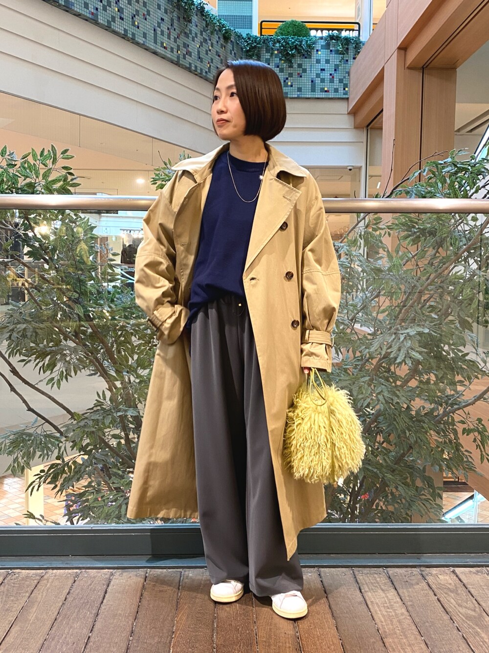 ブルー系のニット/セーター、グレー系のその他パンツ、イエロー系のショルダーバッグを着用したレディースの秋コーディネートの5枚目の写真