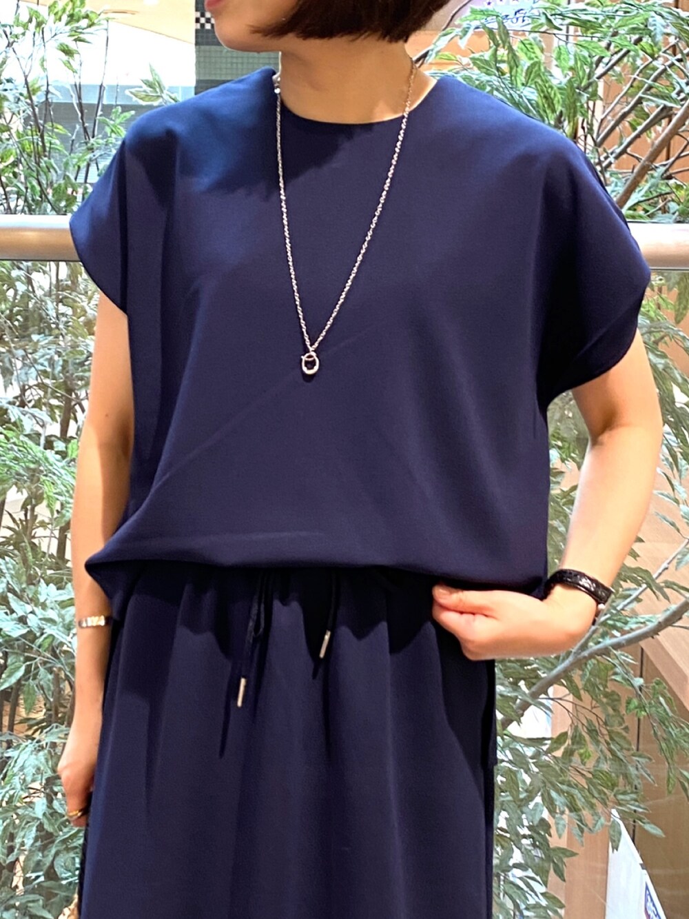 ブルー系のTシャツ/カットソー、ブルー系のスカート、ベージュ系のかごバッグを着用したレディースの夏コーディネートの4枚目の写真