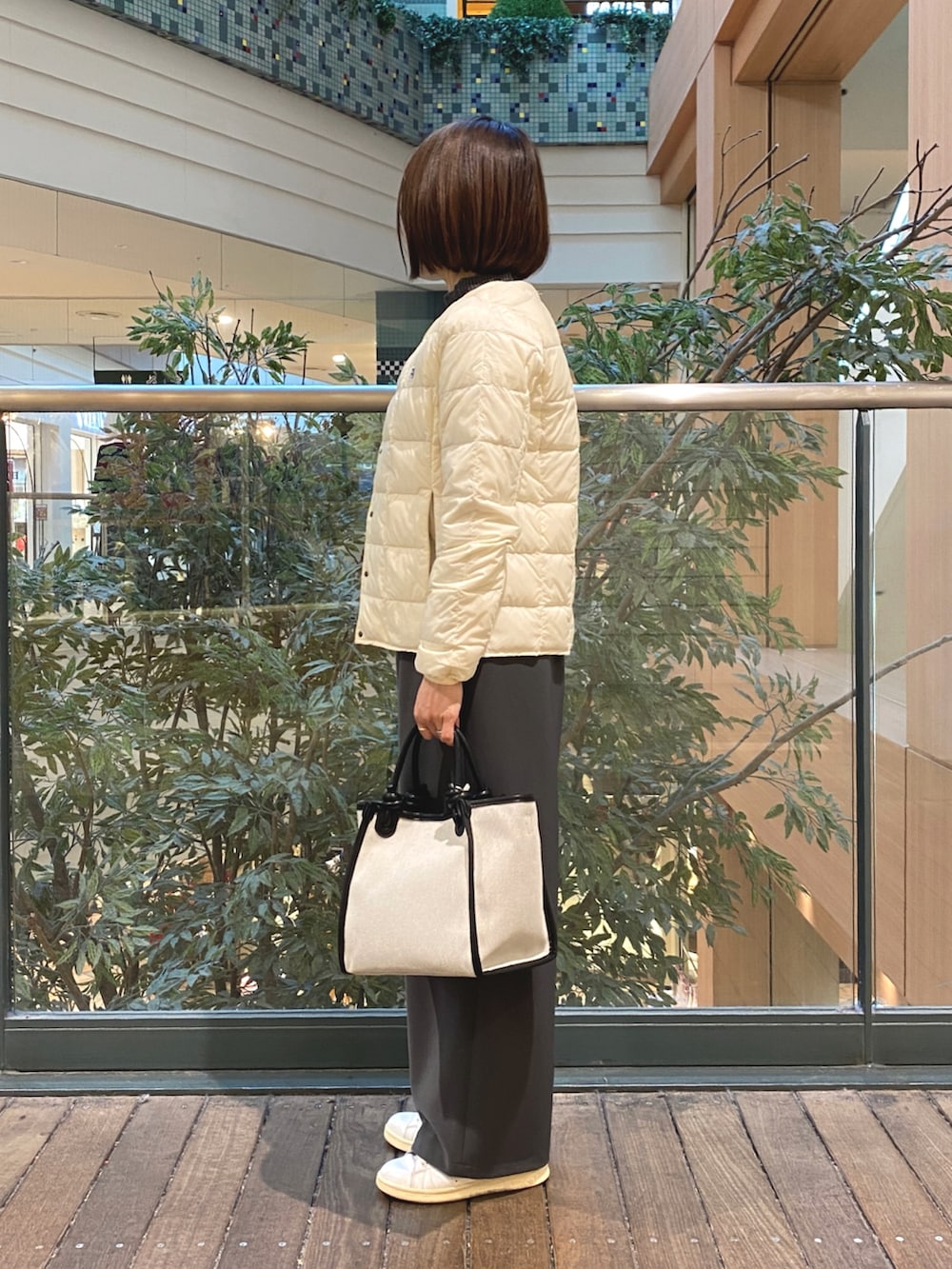 グレー系のその他トップス、ホワイト系のダウンジャケット/コート、グレー系のその他パンツを着用したレディースの冬コーディネートの4枚目の写真