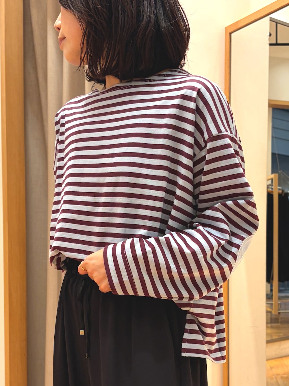 ブラック系のその他パンツ、ブルー系のTシャツ/カットソー、ブラック系のボストンバッグを着用したレディースの秋コーディネートの3枚目の写真