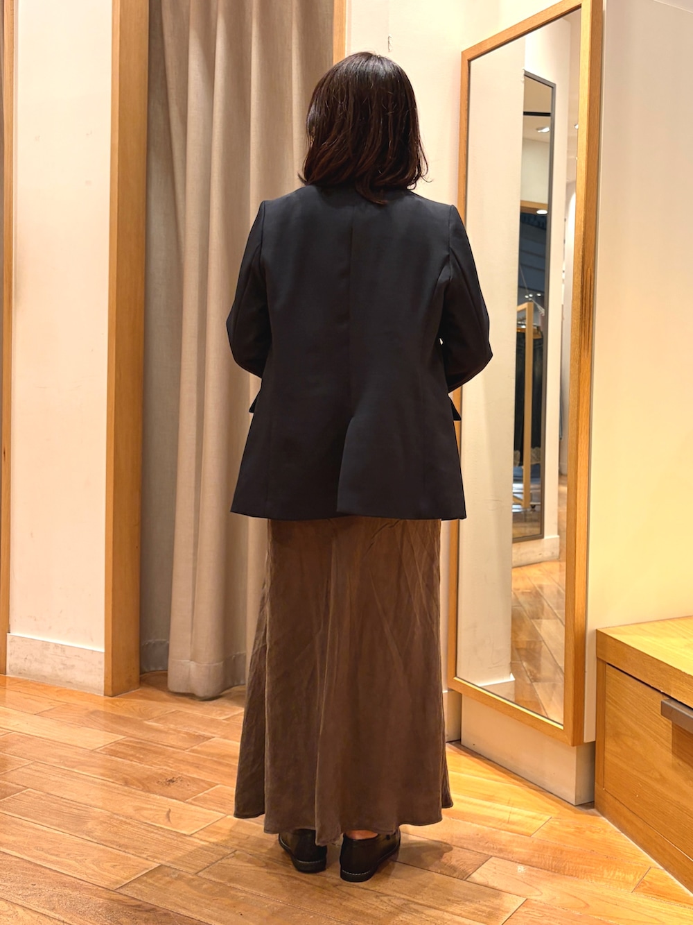 グレー系のTシャツ/カットソー、ブルー系のテーラードジャケット、ブラウン系のボストンバッグを着用したレディースの秋コーディネートの7枚目の写真