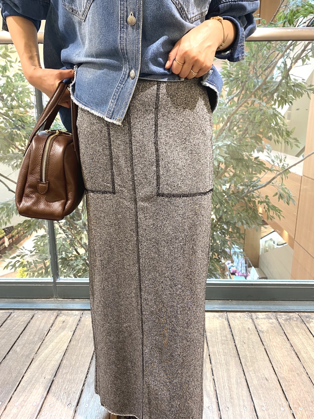 ブルー系のシャツ/ブラウス、グレー系のスカート、ホワイト系のTシャツ/カットソーを着用したレディースの秋コーディネートの7枚目の写真