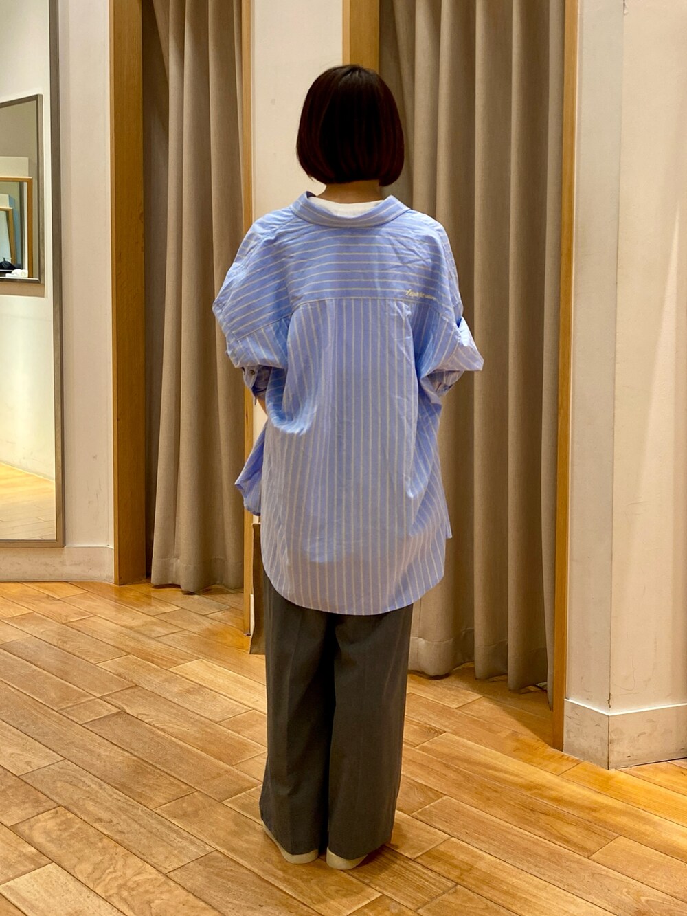 グレー系のスラックス、ホワイト系のタンクトップ、ブルー系のシャツ/ブラウスを着用したレディースの夏コーディネートの7枚目の写真