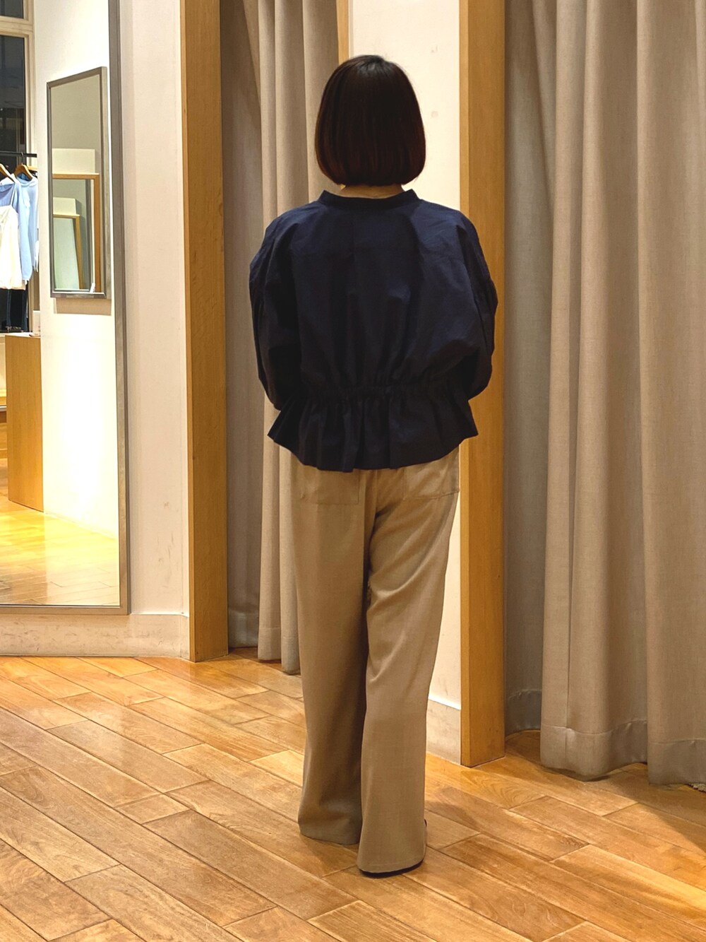 ホワイト系のタンクトップ、ブルー系のシャツ/ブラウス、ベージュ系のその他パンツを着用したレディースの春コーディネートの5枚目の写真