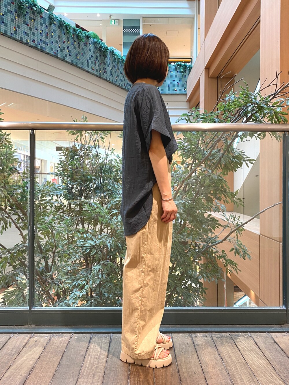 グレー系のシャツ/ブラウス、ベージュ系のその他パンツ、ベージュ系のショルダーバッグを着用したレディースの夏コーディネートの4枚目の写真