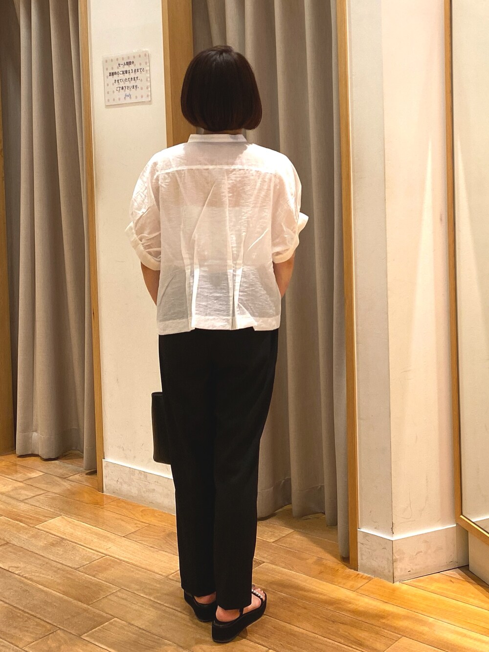 ホワイト系のシャツ/ブラウス、ブラック系のその他パンツ、ブラック系のショルダーバッグを着用したレディースの夏コーディネートの7枚目の写真