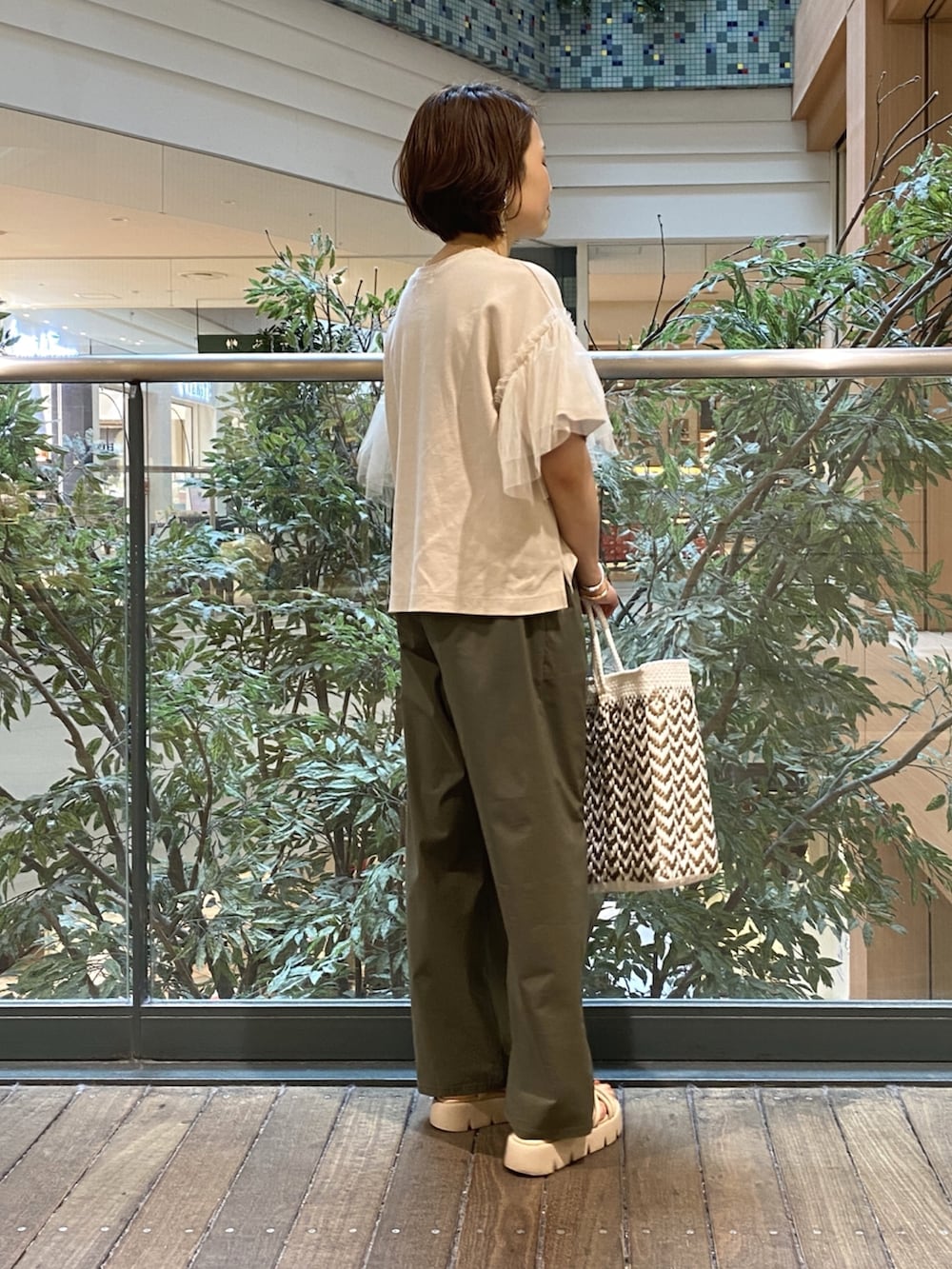 ベージュ系のTシャツ/カットソー、グリーン系のその他パンツ、ゴールド系のネックレスを着用したレディースの夏コーディネートの3枚目の写真