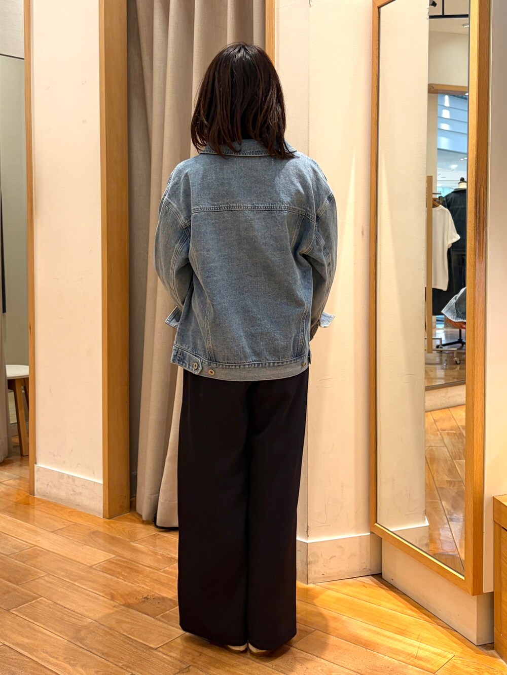 ブラック系のその他パンツ、ブルー系のデニムジャケット、ブラウン系のニット/セーターを着用したレディースの夏コーディネートの7枚目の写真