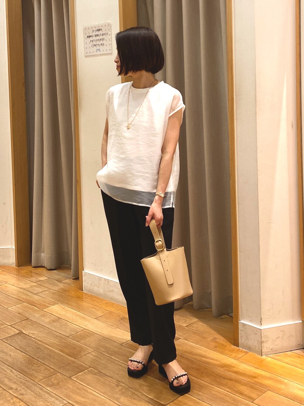 ブラック系のその他パンツ、ホワイト系のシャツ/ブラウス、ベージュ系のショルダーバッグを着用したレディースの夏コーディネートの4枚目の写真