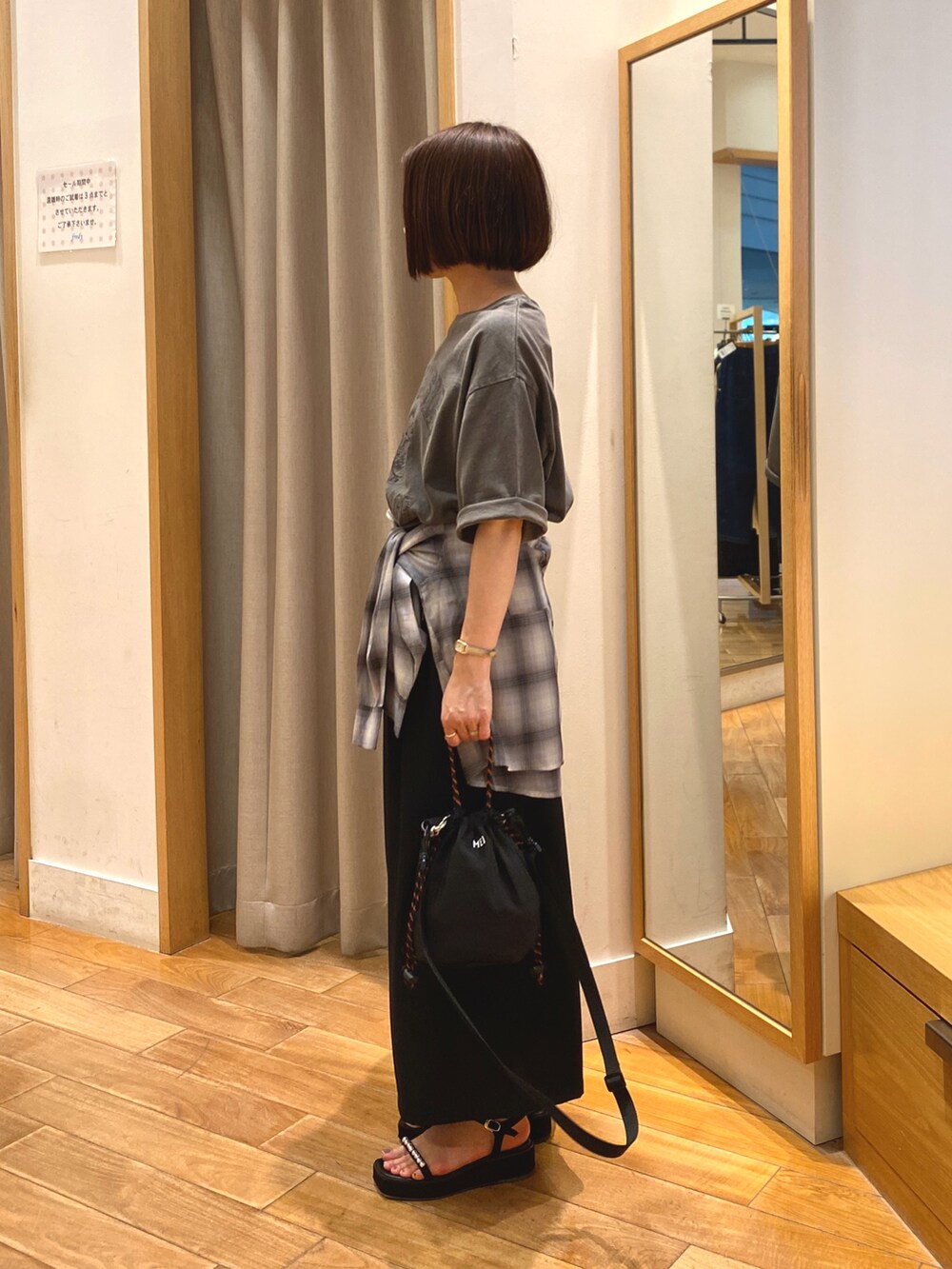 グレー系のシャツ/ブラウス、ブラック系のスカート、ブラック系のショルダーバッグを着用したレディースの夏コーディネートの5枚目の写真
