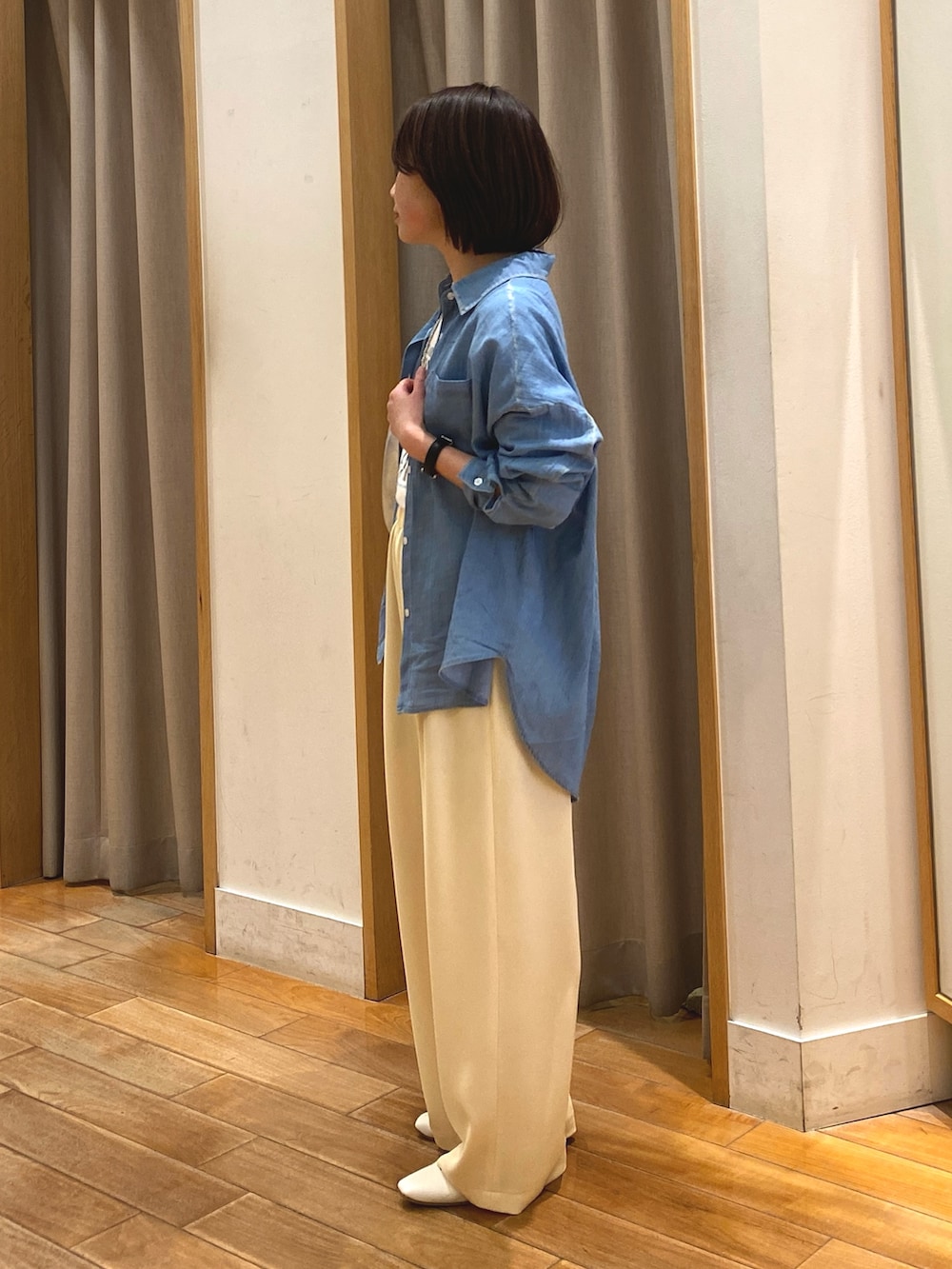 イエロー系のその他パンツ、ホワイト系のTシャツ/カットソー、ブルー系のシャツ/ブラウスを着用したレディースの春コーディネートの6枚目の写真