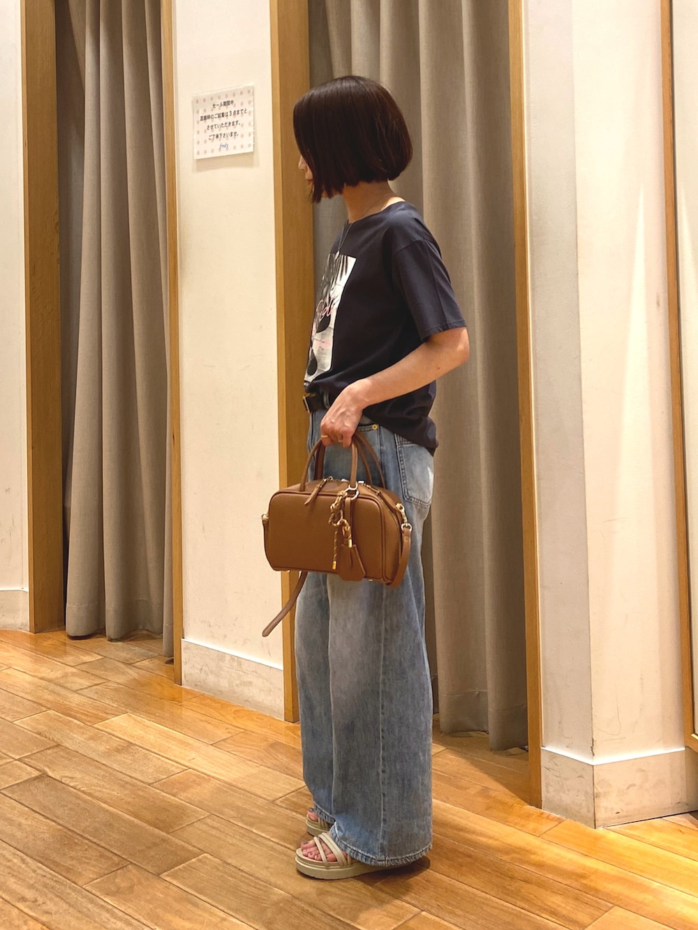 イエロー系のショルダーバッグ、ブルー系のデニムパンツ、グレー系のTシャツ/カットソーを着用したレディースの夏コーディネートの5枚目の写真