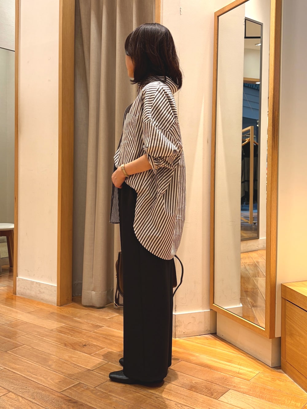ブラック系のその他パンツ、ブラウン系のシャツ/ブラウス、ブラウン系のボストンバッグを着用したレディースの秋コーディネートの4枚目の写真