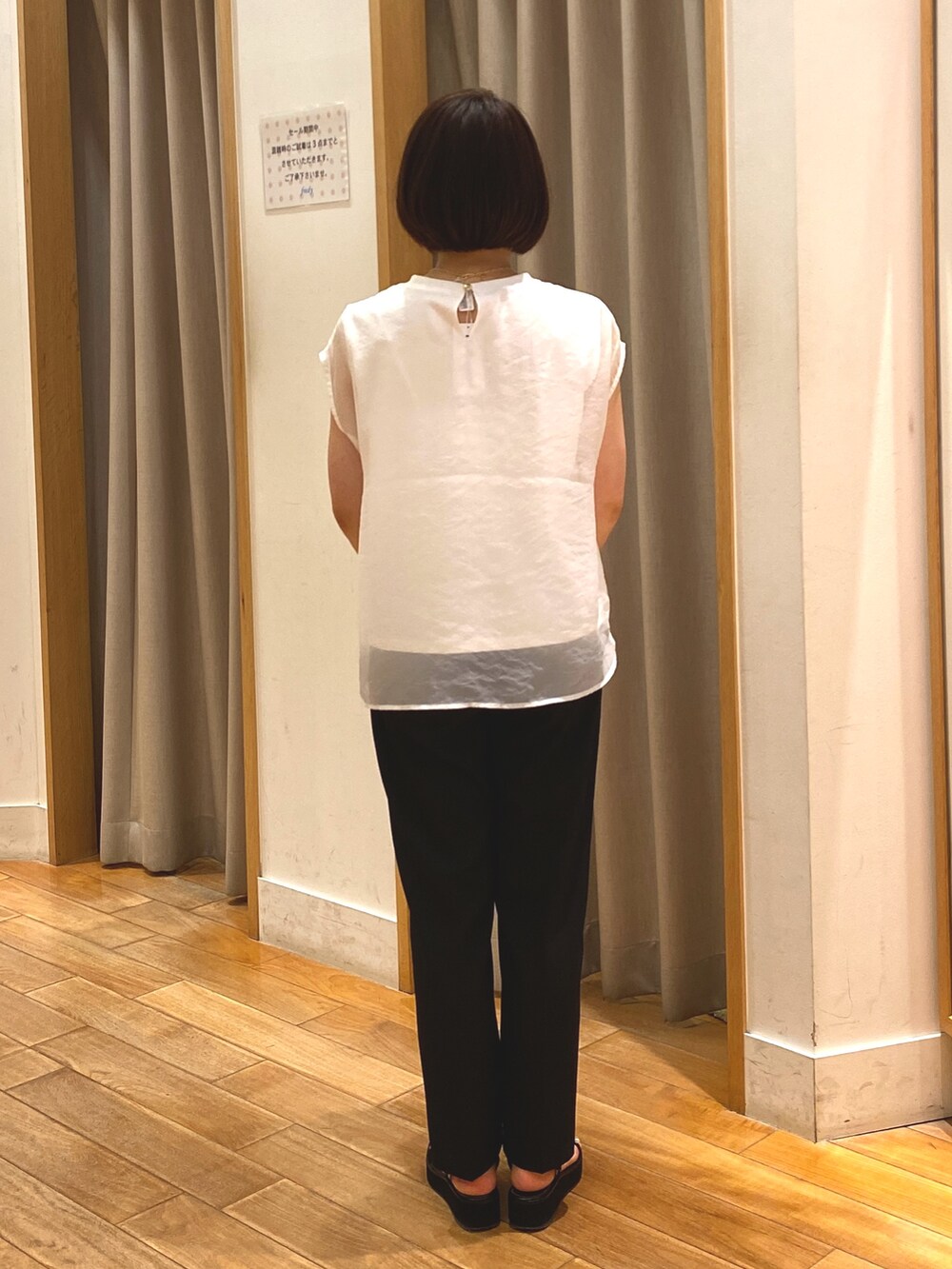 ブラック系のその他パンツ、ホワイト系のシャツ/ブラウス、ベージュ系のショルダーバッグを着用したレディースの夏コーディネートの7枚目の写真