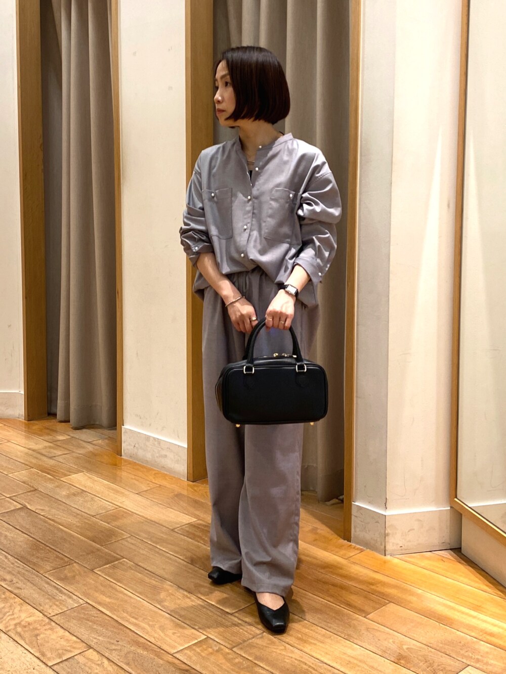 グレー系のシャツ/ブラウス、ブラック系のタンクトップ、グレー系のその他パンツを着用したレディースの春コーディネートの2枚目の写真