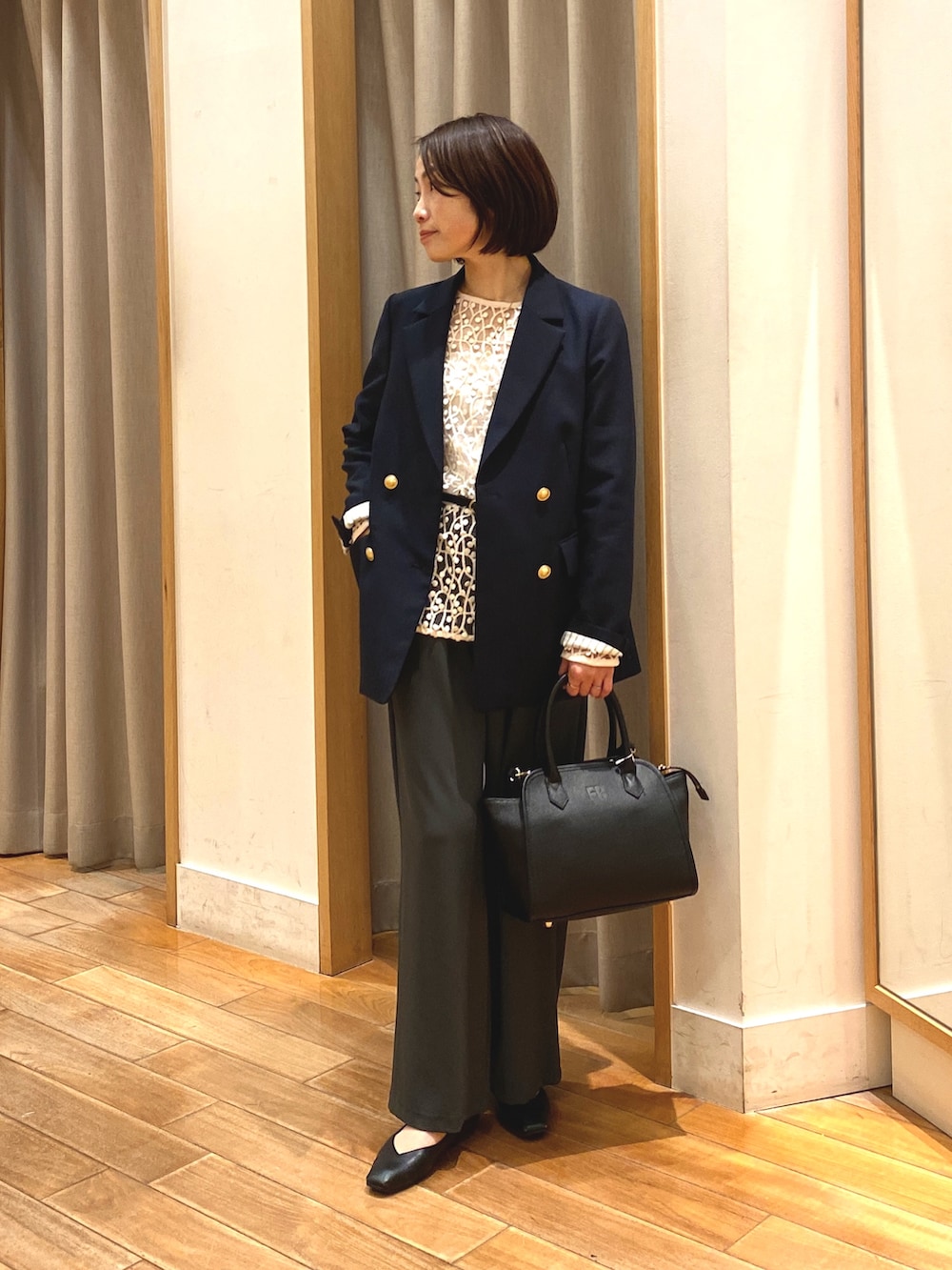 グレー系のその他パンツ、ブラック系のショルダーバッグ、ホワイト系のシャツ/ブラウスを着用したレディースの春コーディネートの2枚目の写真