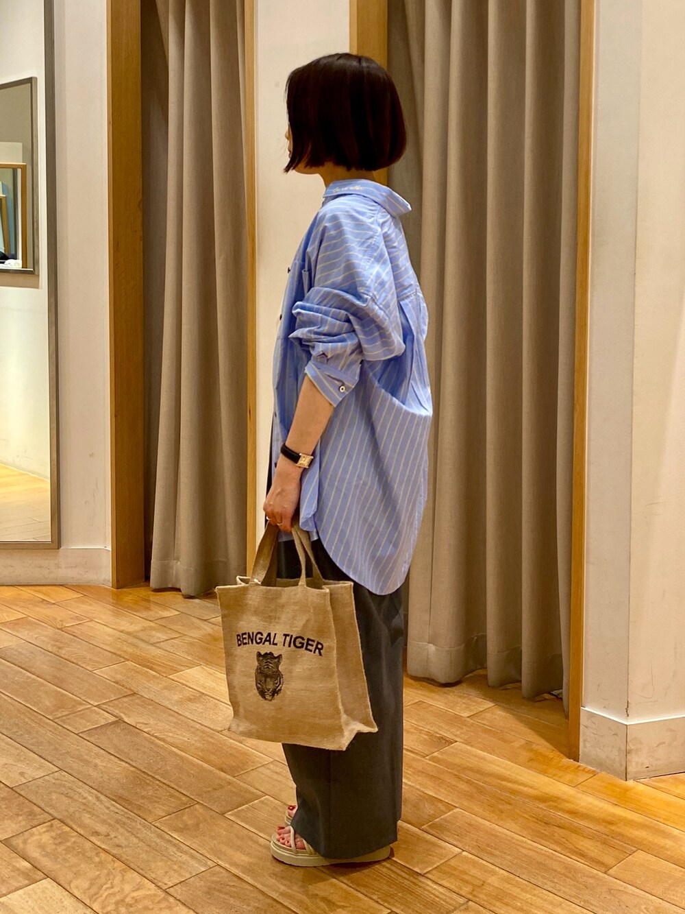 グレー系のスラックス、ホワイト系のタンクトップ、ブルー系のシャツ/ブラウスを着用したレディースの夏コーディネートの4枚目の写真