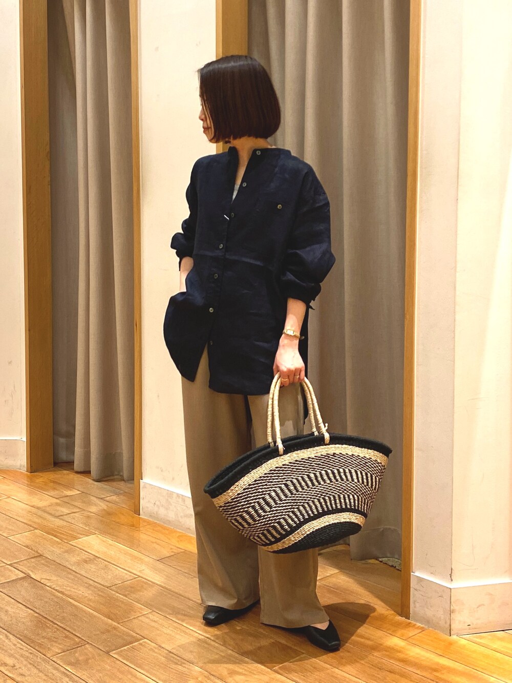 ブルー系のシャツ/ブラウス、グレー系のタンクトップ、ベージュ系のその他パンツを着用したレディースの春コーディネートの2枚目の写真