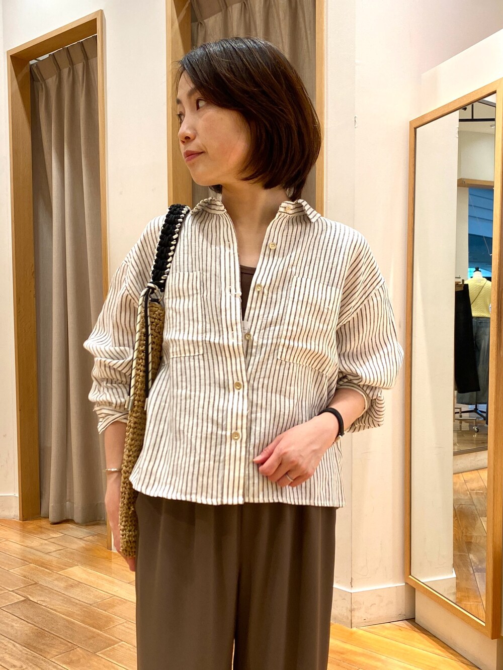 ブラウン系のその他パンツ、ベージュ系のトートバッグ、ベージュ系のシャツ/ブラウスを着用したレディースの春コーディネートの3枚目の写真