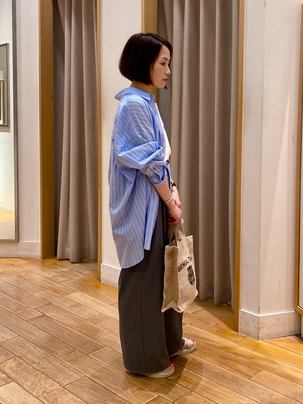 グレー系のスラックス、ホワイト系のタンクトップ、ブルー系のシャツ/ブラウスを着用したレディースの夏コーディネートの5枚目の写真