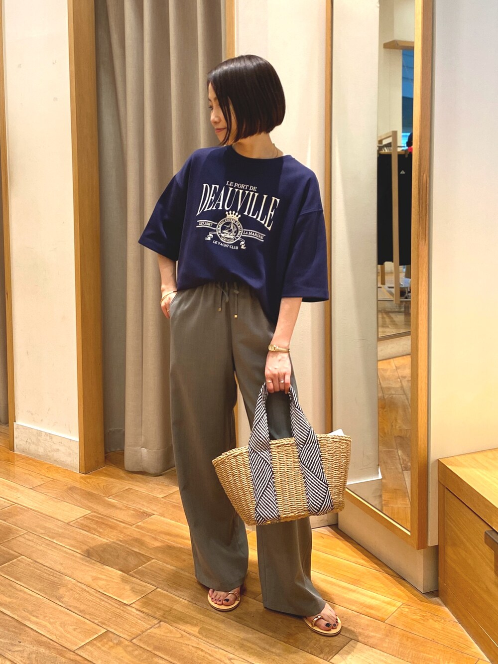 ブルー系のTシャツ/カットソー、ベージュ系のかごバッグ、グレー系のその他パンツを着用したレディースの春コーディネートの2枚目の写真