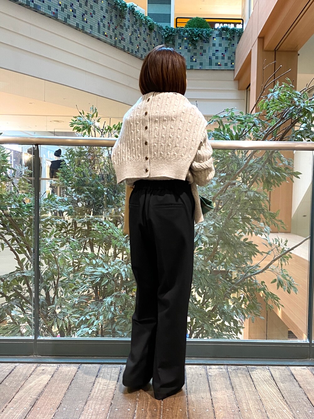 グレー系のニット/セーター、グレー系のニット/セーター、イエロー系のショルダーバッグを着用したレディースの秋コーディネートの6枚目の写真