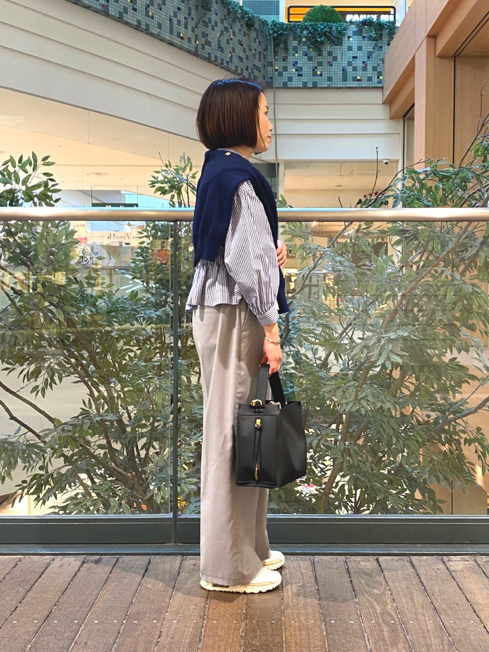 ブルー系のシャツ/ブラウス、ブルー系のカーディガン/ボレロ、グレー系のその他パンツを着用したレディースの冬コーディネートの2枚目の写真