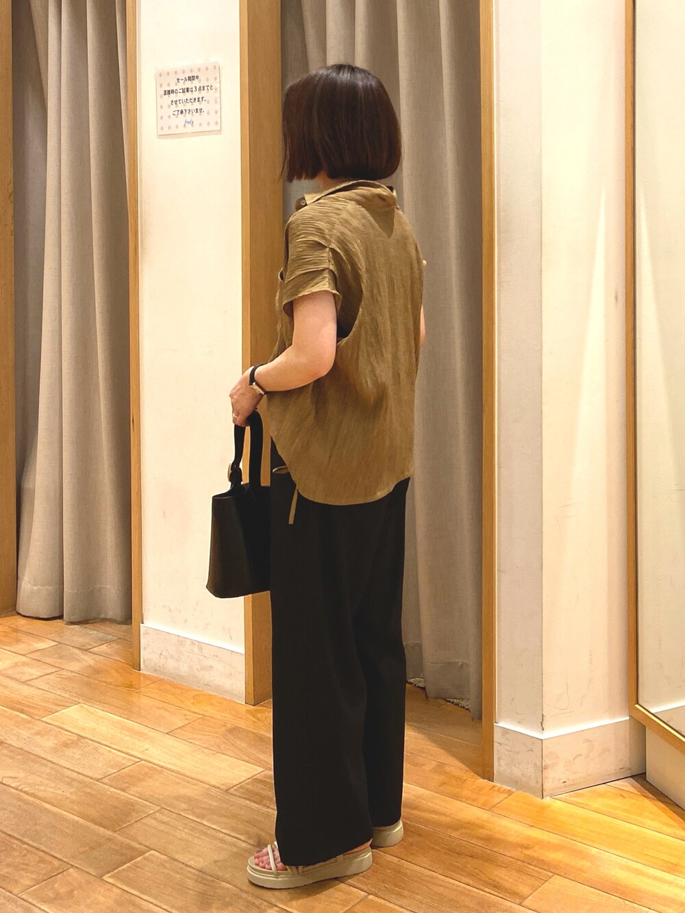 ブラック系のその他パンツ、イエロー系のシャツ/ブラウス、ブラック系のショルダーバッグを着用したレディースの夏コーディネートの4枚目の写真