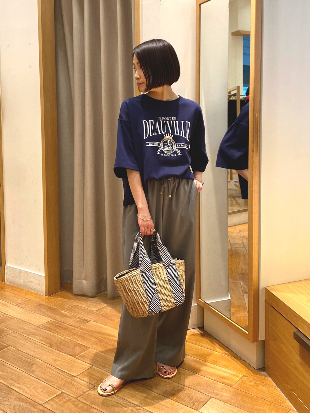 ブルー系のTシャツ/カットソー、ベージュ系のかごバッグ、グレー系のその他パンツを着用したレディースの春コーディネートの3枚目の写真