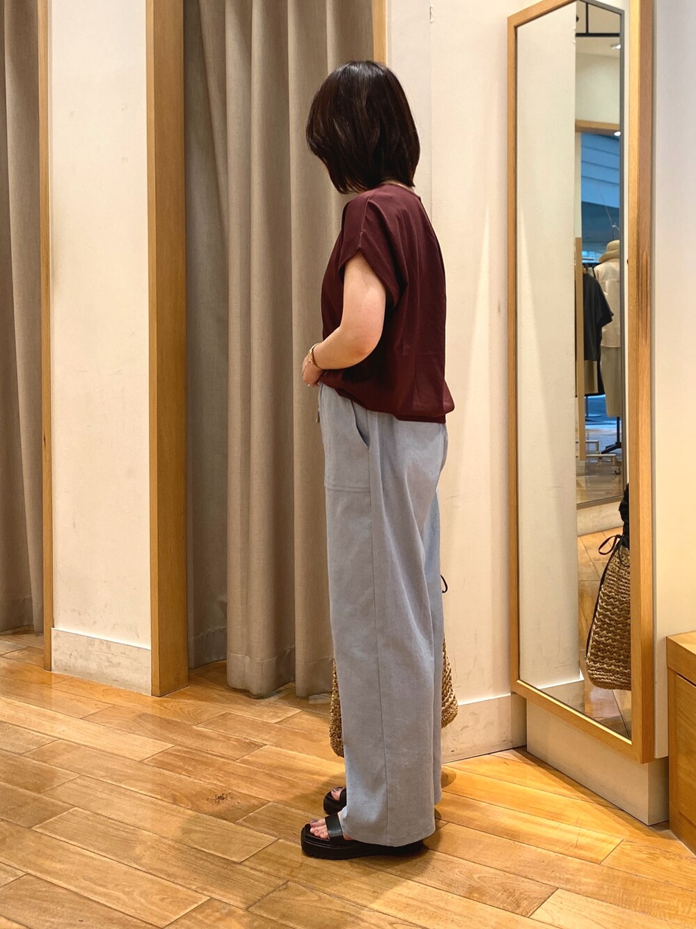ブラウン系のTシャツ/カットソー、ブラック系のショルダーバッグ、ゴールド系のネックレスを着用したレディースの夏コーディネートの6枚目の写真