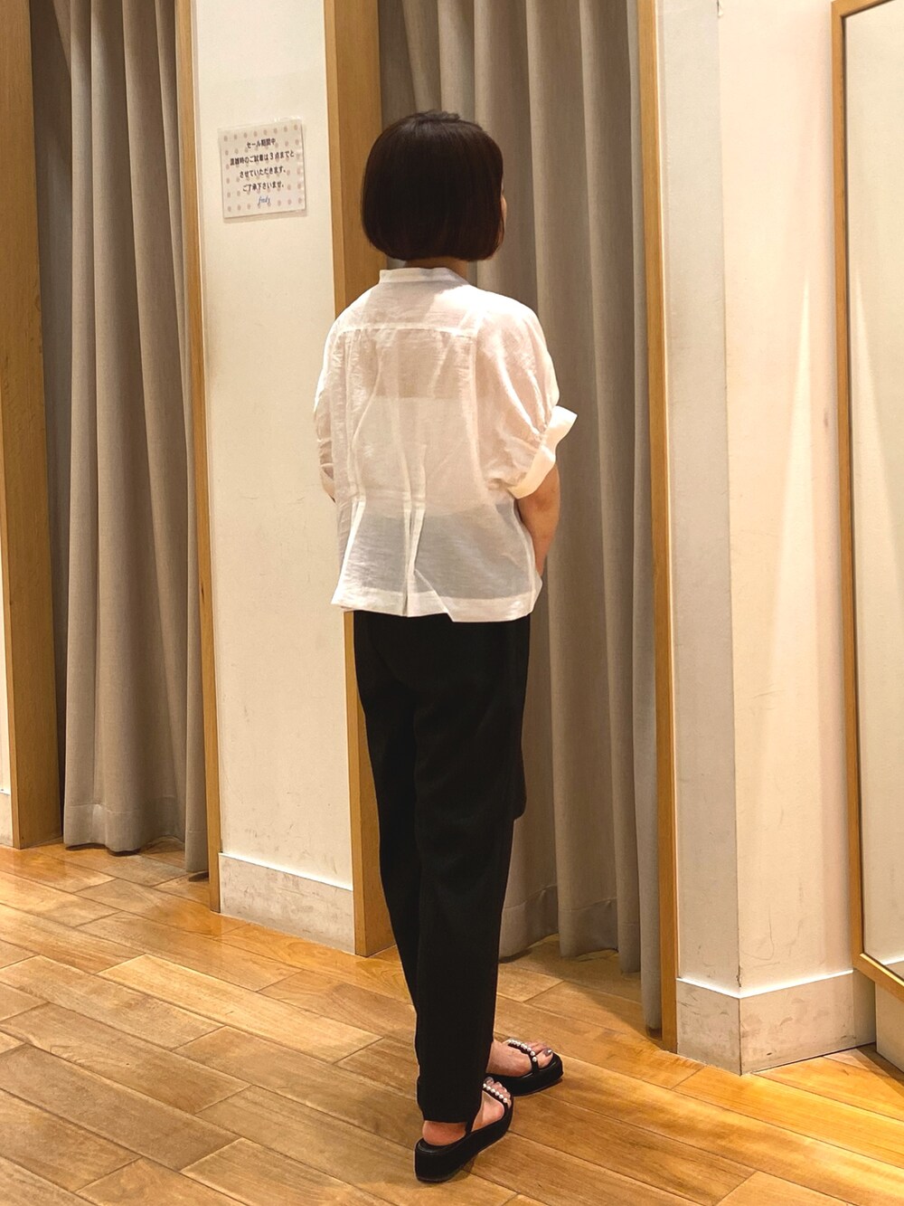 ホワイト系のシャツ/ブラウス、ブラック系のその他パンツ、ブラック系のショルダーバッグを着用したレディースの夏コーディネートの6枚目の写真