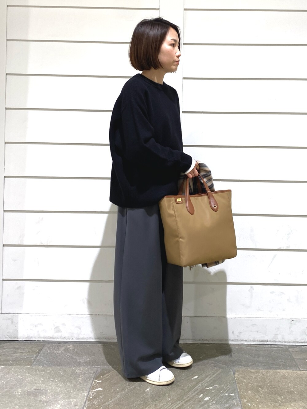 ブラック系のニット/セーター、イエロー系のショルダーバッグ、グレー系のその他パンツを着用したレディースの冬コーディネートの4枚目の写真