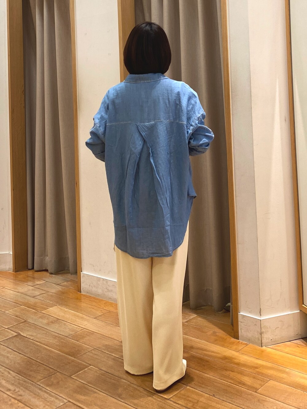 イエロー系のその他パンツ、ホワイト系のTシャツ/カットソー、ブルー系のシャツ/ブラウスを着用したレディースの春コーディネートの7枚目の写真