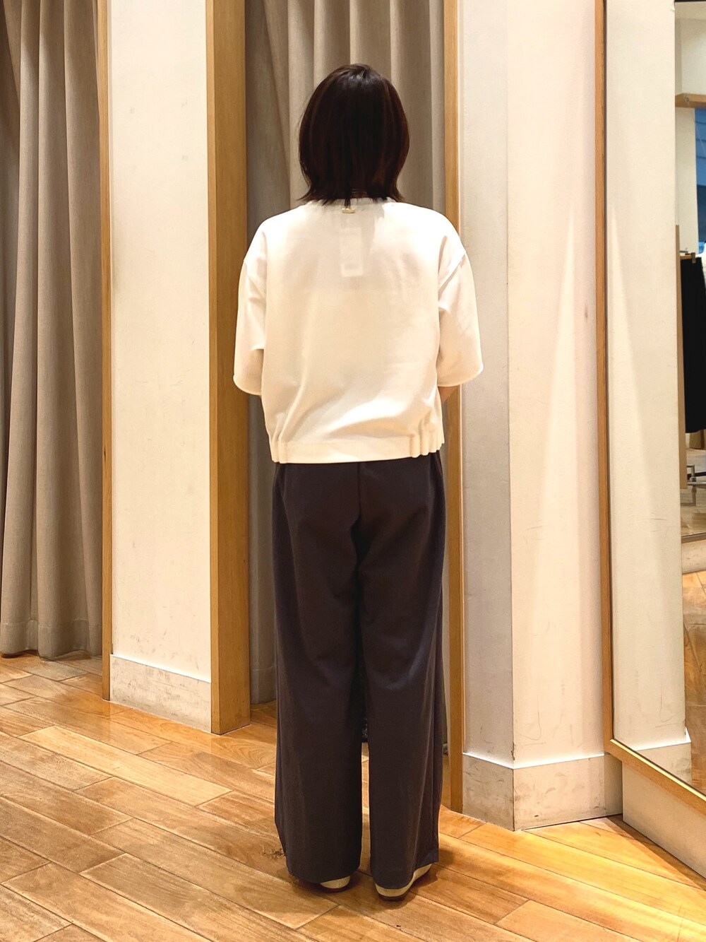ホワイト系のTシャツ/カットソー、シルバー系のトートバッグ、グレー系のその他パンツを着用したレディースの春コーディネートの6枚目の写真