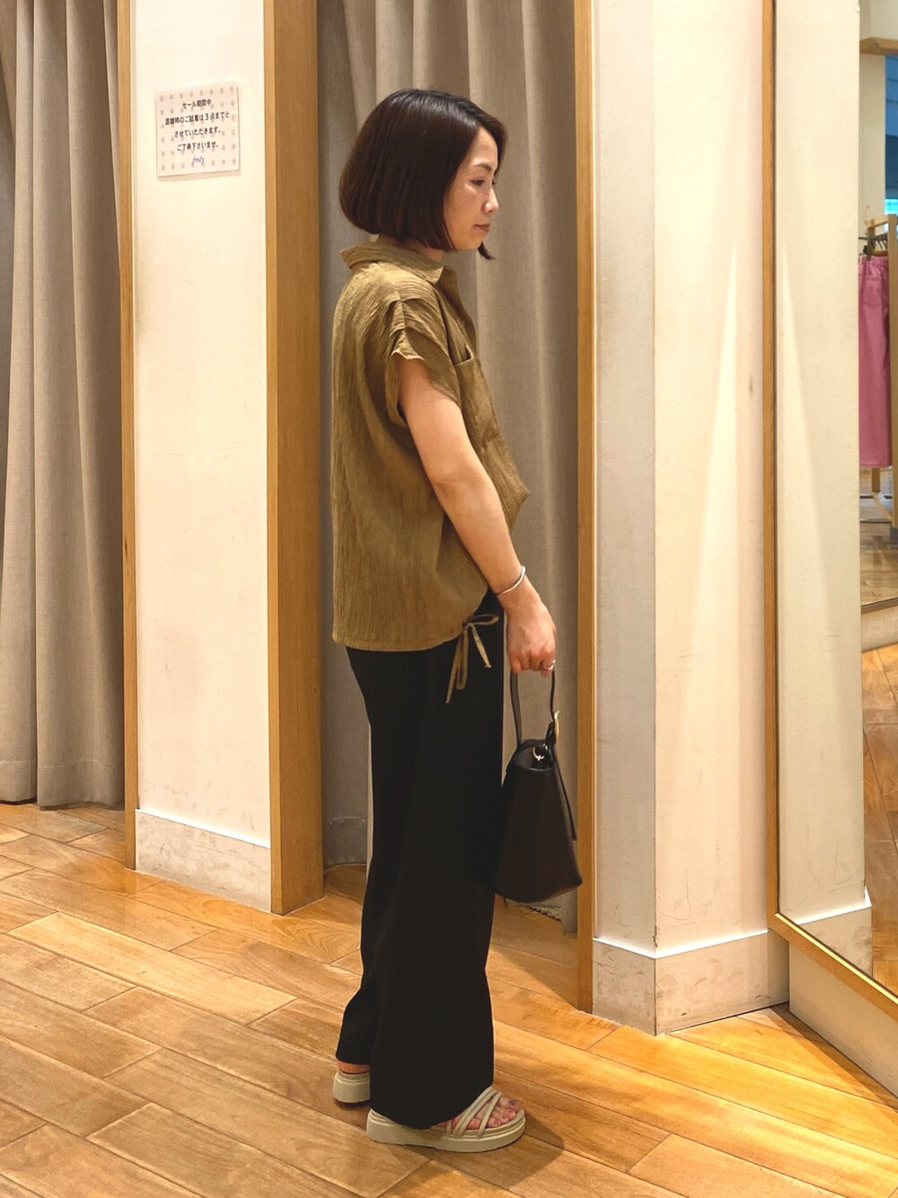 ブラック系のその他パンツ、イエロー系のシャツ/ブラウス、ブラック系のショルダーバッグを着用したレディースの夏コーディネートの5枚目の写真