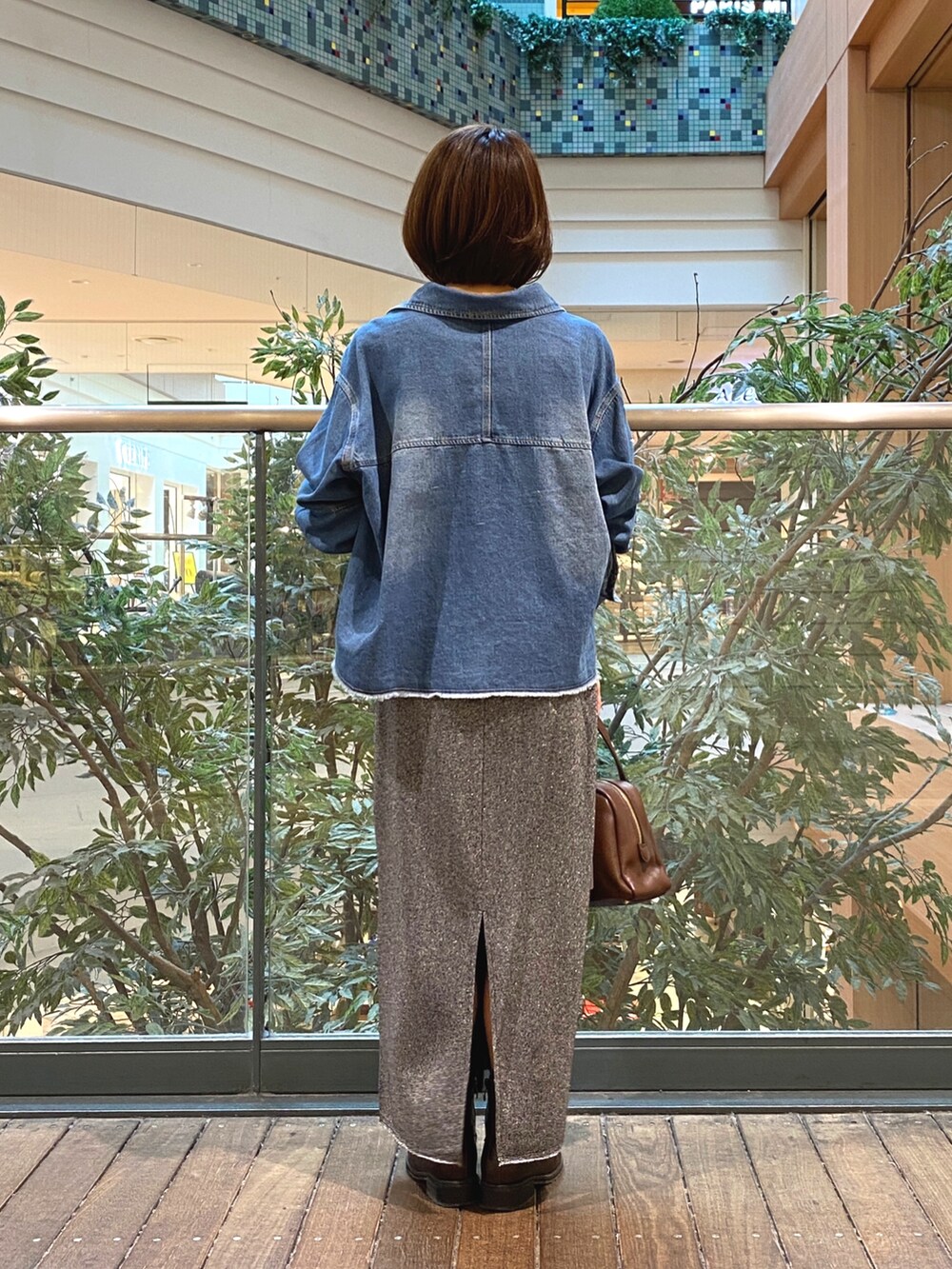 ブルー系のシャツ/ブラウス、グレー系のスカート、ホワイト系のTシャツ/カットソーを着用したレディースの秋コーディネートの5枚目の写真