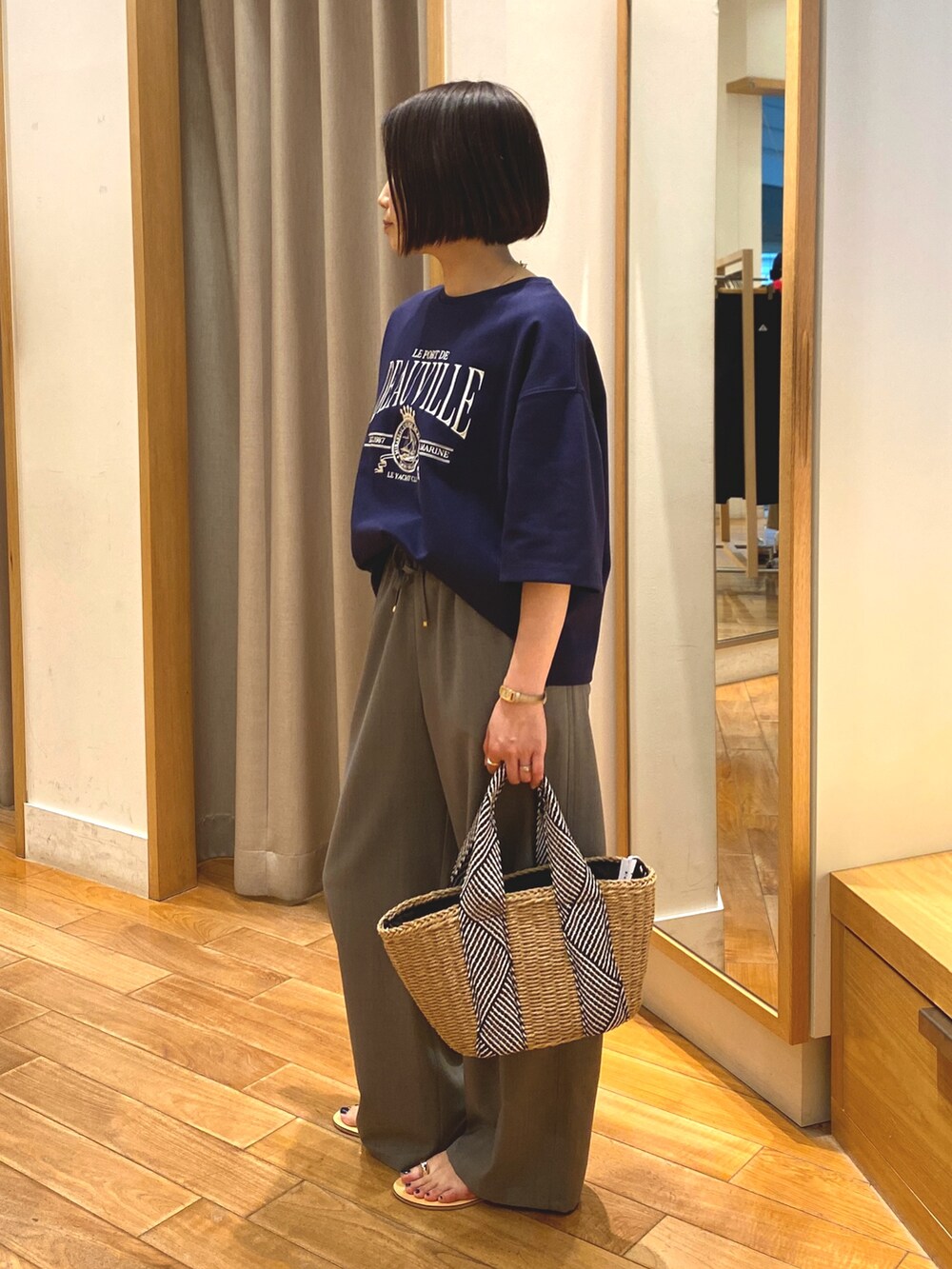 ブルー系のTシャツ/カットソー、ベージュ系のかごバッグ、グレー系のその他パンツを着用したレディースの春コーディネートの5枚目の写真
