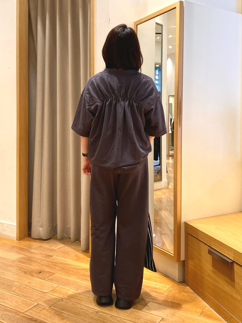 グレー系のその他パンツ、ホワイト系のトートバッグ、グレー系のシャツ/ブラウスを着用したレディースの夏コーディネートの8枚目の写真