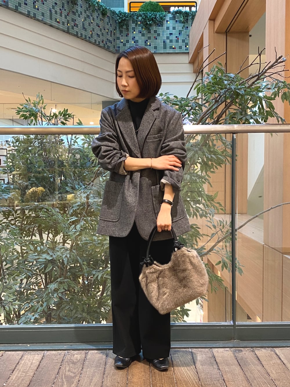 ブラック系のその他トップス、グレー系のテーラードジャケット、ブラック系のその他パンツを着用したレディースの秋コーディネートの2枚目の写真