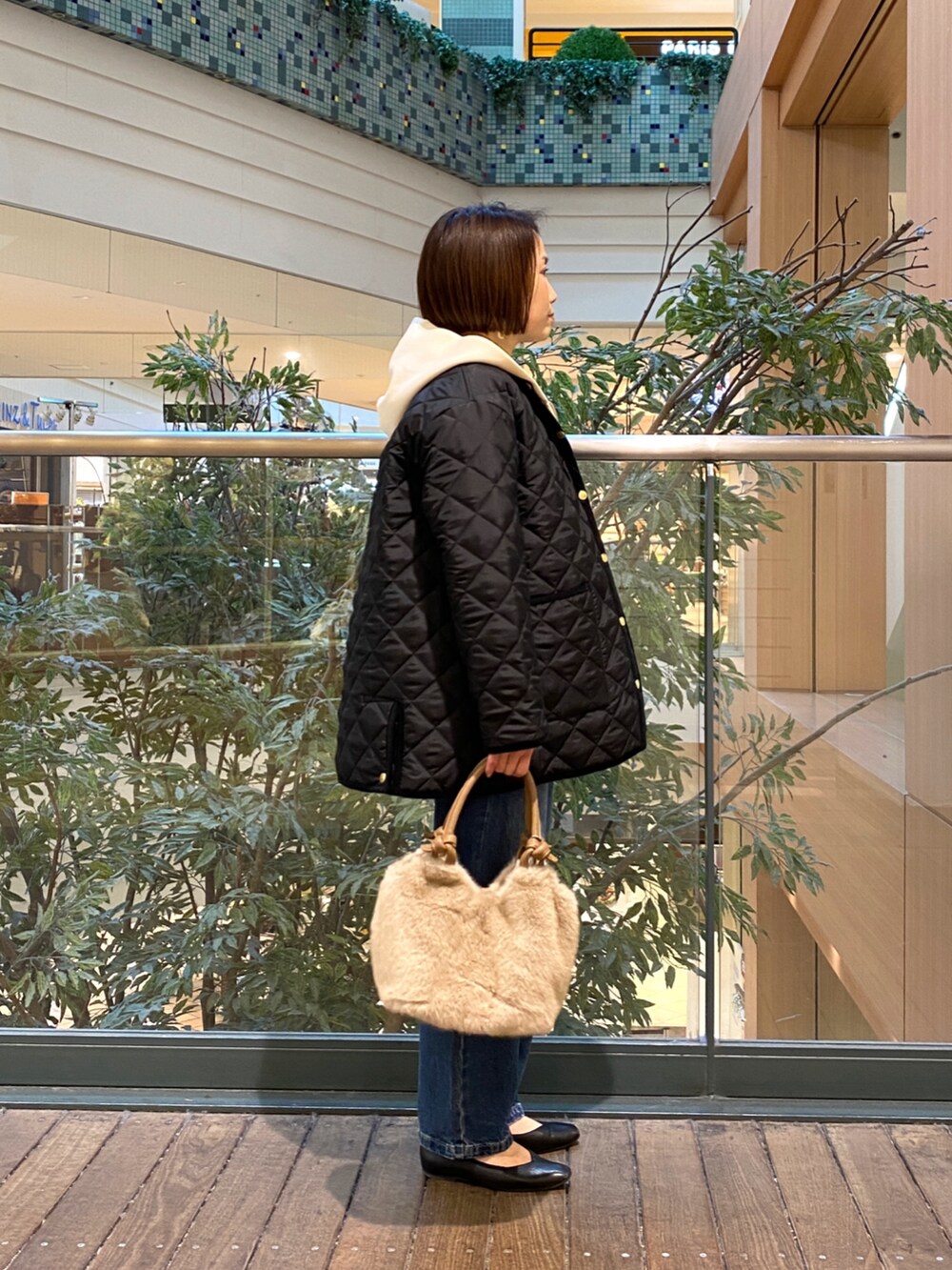 ホワイト系のスウェット、ブラック系のブルゾン、ブラック系のその他トップスを着用したレディースの冬コーディネートの4枚目の写真