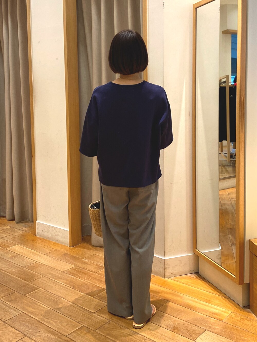 ブルー系のTシャツ/カットソー、ベージュ系のかごバッグ、グレー系のその他パンツを着用したレディースの春コーディネートの9枚目の写真
