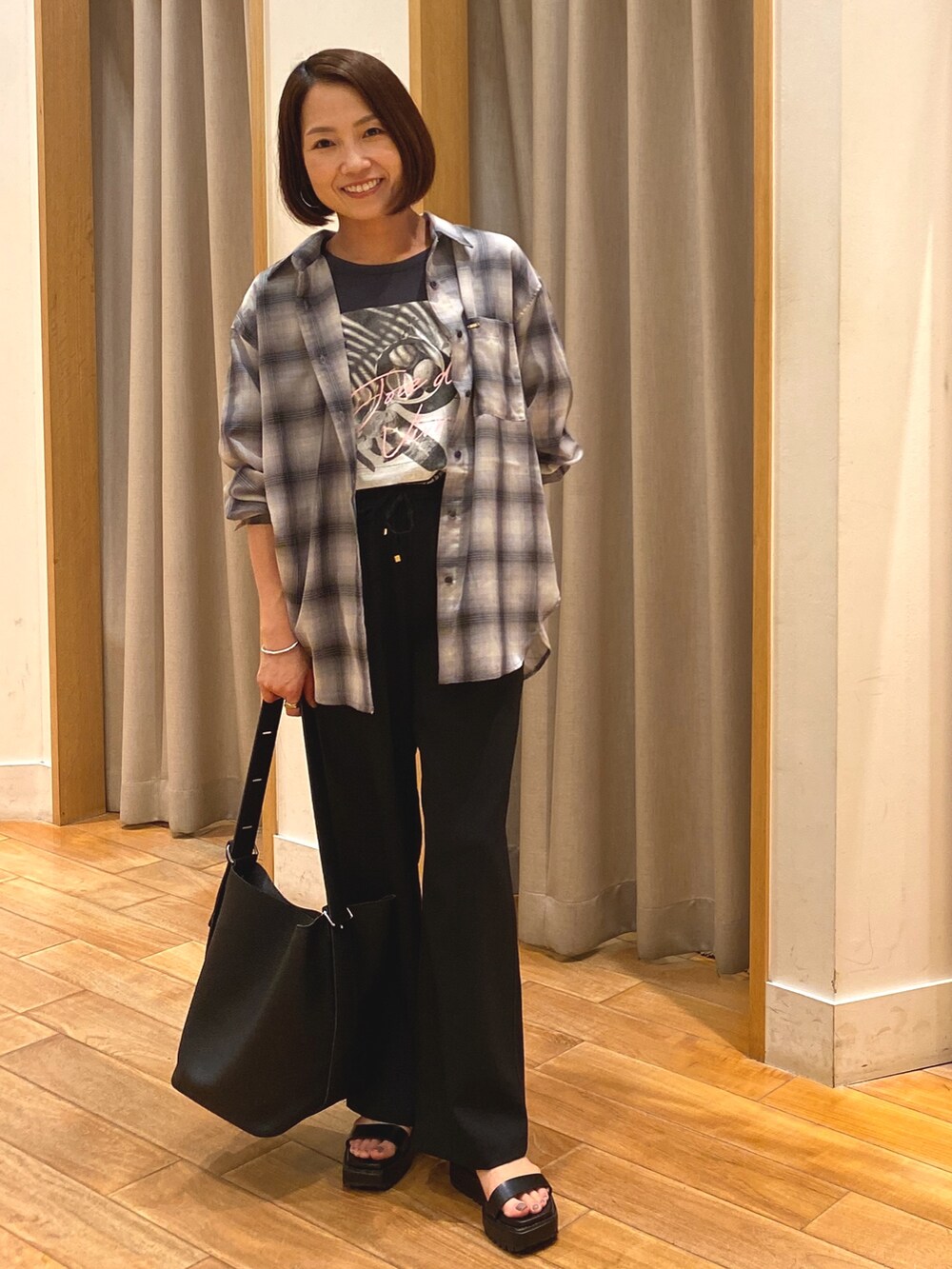 グレー系のシャツ/ブラウス、グレー系のTシャツ/カットソー、ブラック系のショルダーバッグを着用したレディースの夏コーディネートの2枚目の写真