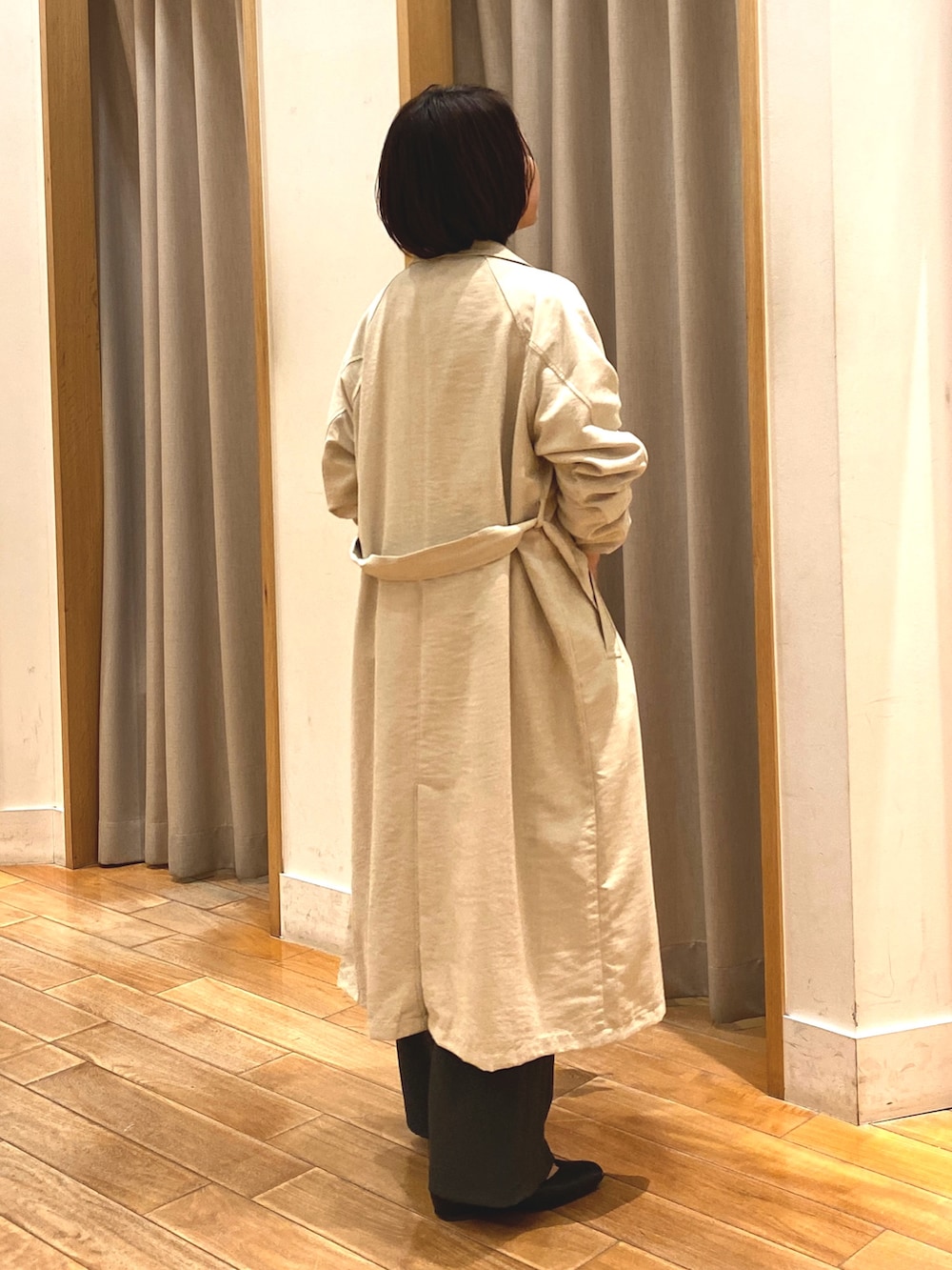 ホワイト系のシャツ/ブラウス、ベージュ系のトレンチコート、グレー系のその他パンツを着用したレディースの春コーディネートの6枚目の写真