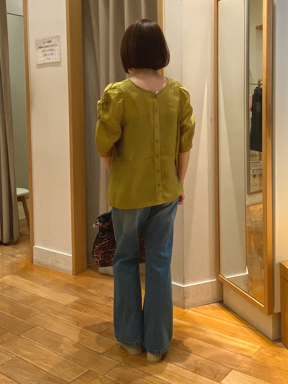 ブルー系のデニムパンツ、イエロー系のシャツ/ブラウスを着用したレディースの夏コーディネートの5枚目の写真