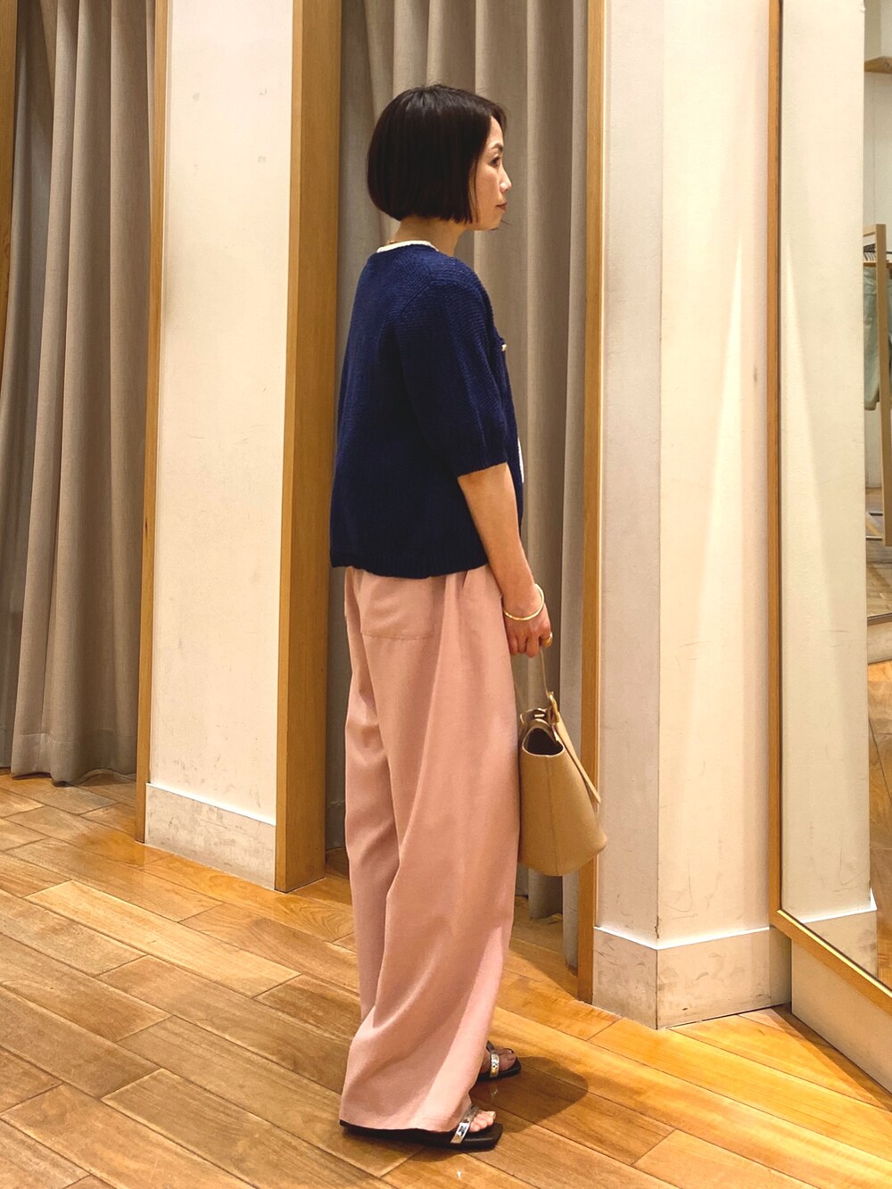 ピンク系のその他パンツ、ベージュ系のショルダーバッグ、ブルー系のカーディガン/ボレロを着用したレディースの春コーディネートの6枚目の写真