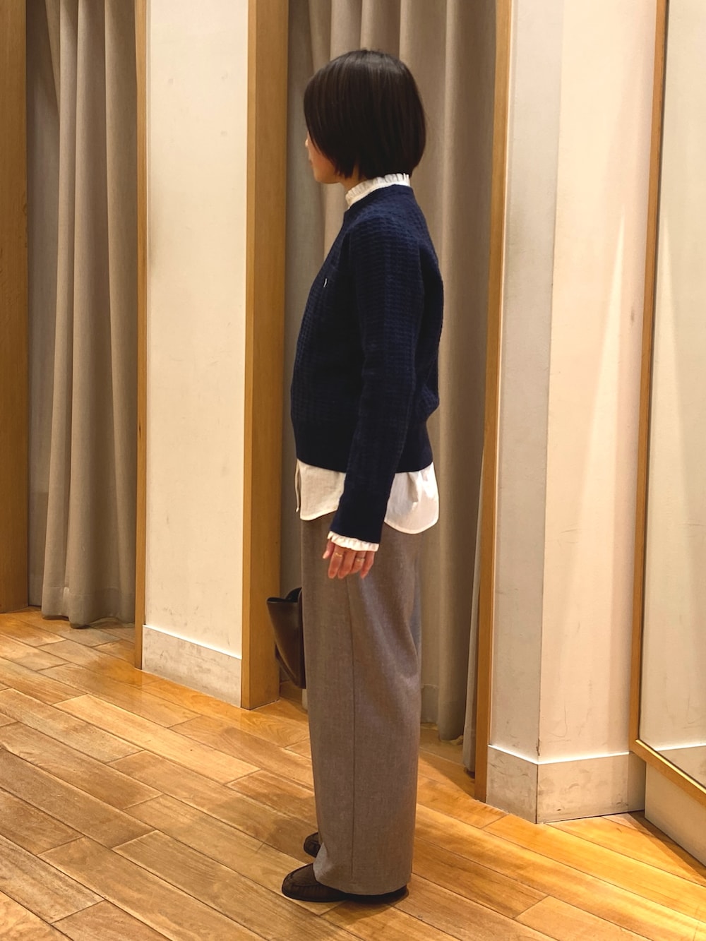 ベージュ系のその他パンツ、ホワイト系のシャツ/ブラウス、ブルー系のニット/セーターを着用したレディースの冬コーディネートの5枚目の写真