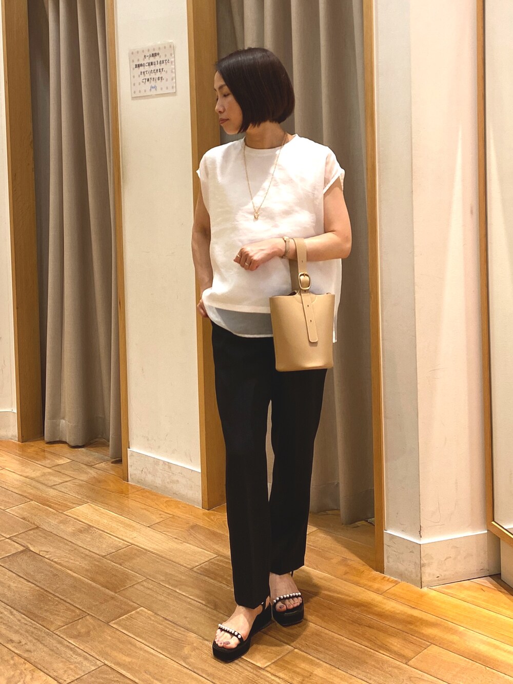 ブラック系のその他パンツ、ホワイト系のシャツ/ブラウス、ベージュ系のショルダーバッグを着用したレディースの夏コーディネートの3枚目の写真