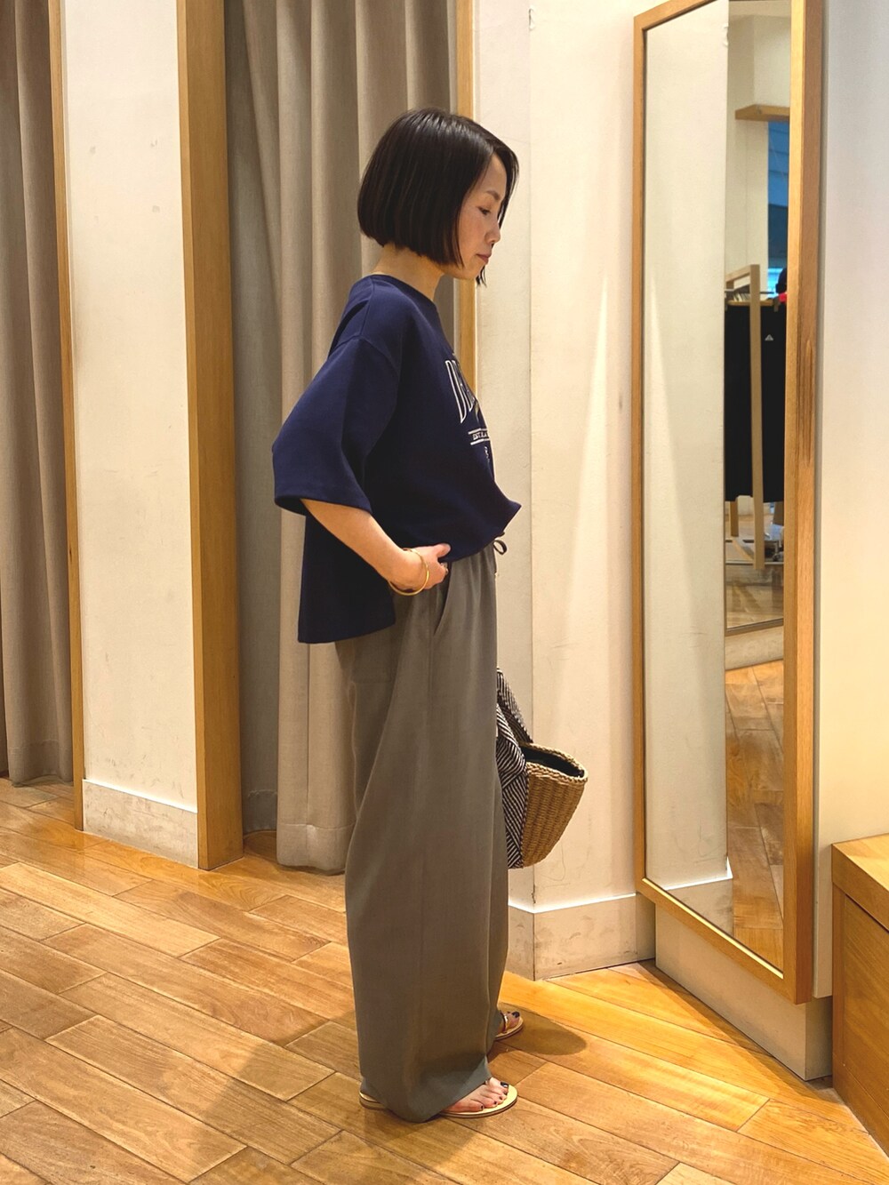 ブルー系のTシャツ/カットソー、ベージュ系のかごバッグ、グレー系のその他パンツを着用したレディースの春コーディネートの7枚目の写真