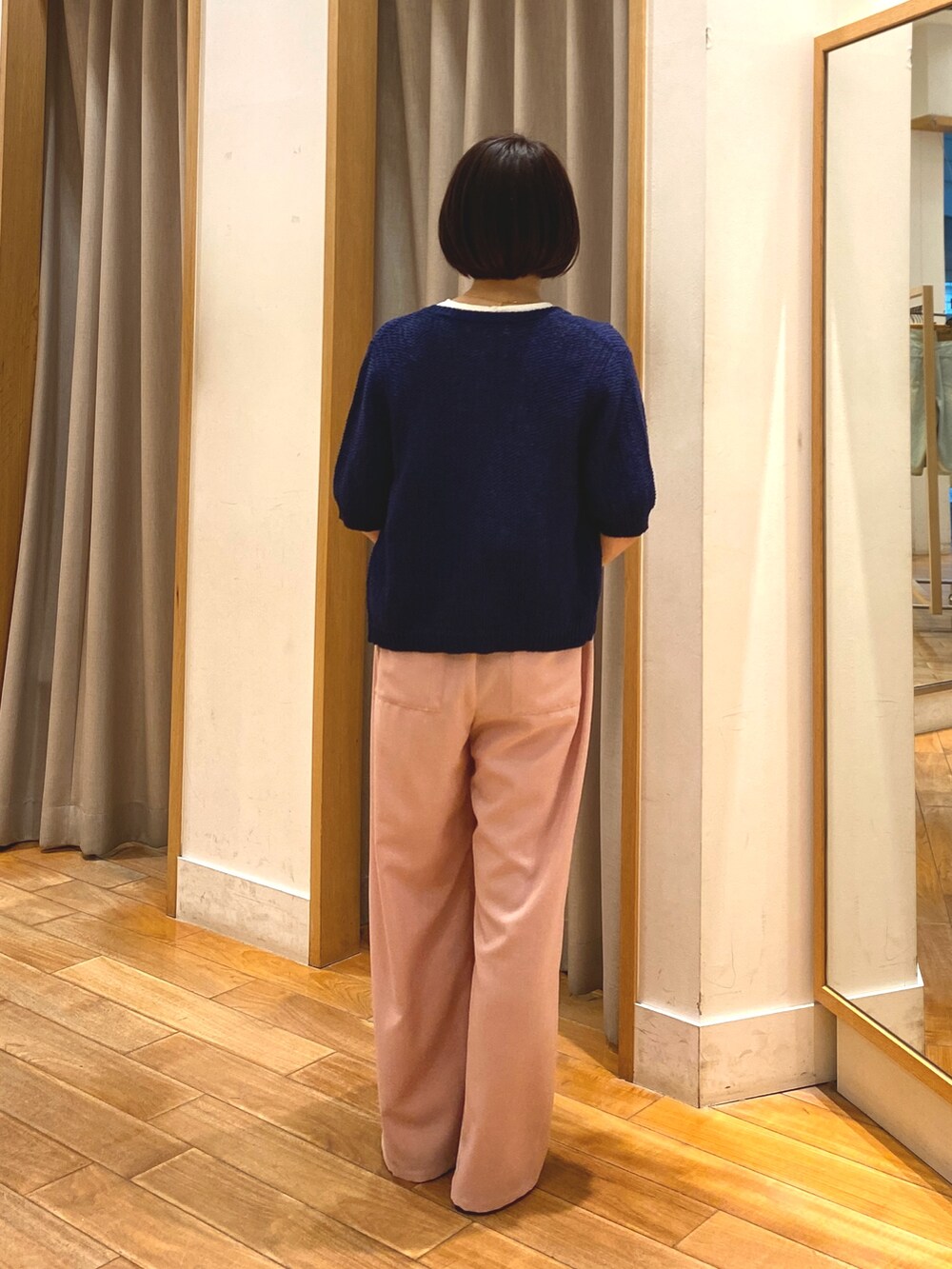 ピンク系のその他パンツ、ベージュ系のショルダーバッグ、ブルー系のカーディガン/ボレロを着用したレディースの春コーディネートの7枚目の写真